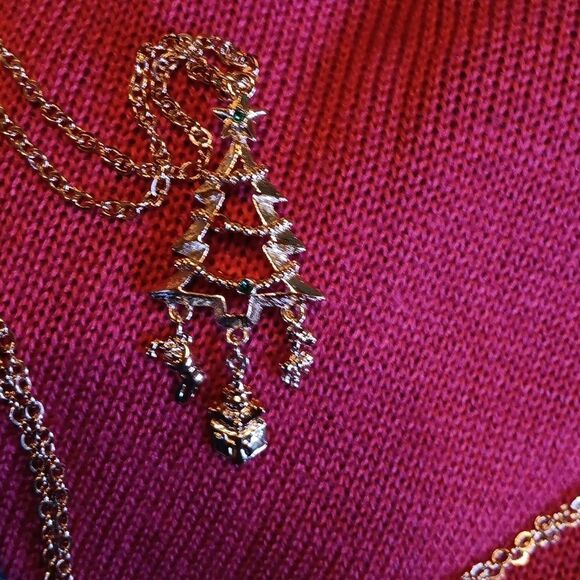 Vintage AVON Christmas Pendant - Picture 3 of 10